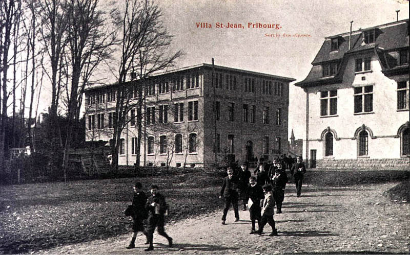 delCampe Auctions Historical Photo of  Fribourg - Villa Saint Jean - Sortie des Classes - Année- 1906  