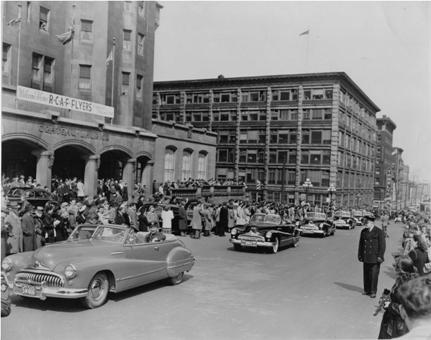 Photo: RCAF Flyer Welcome Home Parade Motorcade in Downtown Ottawa driving by Chateau Laurier Hotel