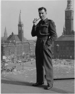 PHOTO: Hubert Brooks in Copenhagen smoking pipe
