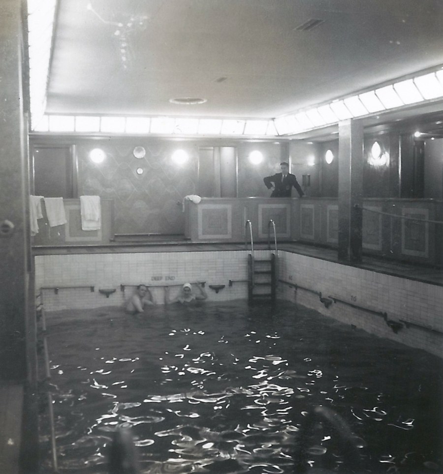 Photo: Swimming Pool for 1st Class Passengers Aboard The Queen Elizabeth